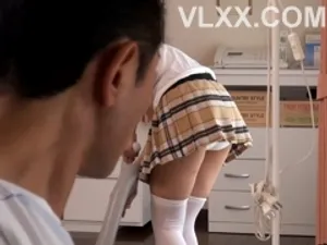 Bố dượng khốn nạn và hai cô con gái xinh đẹp